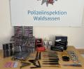 Bild: Polizeiinspektion Waldsassen/exb
EIne Menge Böller und Waffen stellte die Polizei Waldsassen sicher.