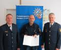 Bild: PI Weiden/exb
Dank für seine 15-jährige ehrenamtliche Mitarbeit in der Weidener Sicherheitswacht sprechen Polizeidirektor Markus Fuchs (links) als Inspektionsleiter und sein Stellvertreter Erster Polizeihauptkommissar Thomas Meiler (rechts) Dieter Kallmeier aus.