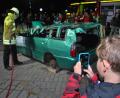 Bild: gsp
Mit dem Handy wird die Vorführung der Amberger Feuerwehr bei der "Langen Nacht der Feuerwehren" genau festgehalten.