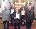 Bild: Kirchenchor Kastl/exb
Pfarrer Heribert Stretz (rechts) und Chorleiter Albert Schraml dankten Ludwig Braun (60 Jahre Chormitglied), Walburga Reindl (40 Jahre) und Hans Kaufmann (60 Jahre) für ihr Engagement.
