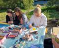 Bild: Nadine Gralla-Sommer/exb
Die Bahnhofskrähen basteln eifrig für den Erntedankmarkt am Sonntag, 2. Oktober.