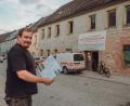 Bild: sfo
Christian Schedl steht an der Spitze des Vereins „Ackerbürgerhaus Bärnau“. Derzeit wird das Gebäude am Marktplatz saniert. Es wird unter anderem eine Brauerei und eine Gaststube beherbergen. Die Brauereianlage wurde per Fassadendurchbruch in das Haus befördert. Ein Fenster soll Einblicke gewähren (rechts im Bild).