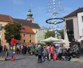 Bild: frd
Die Kinder forderten „noch mehr Bälle jonglieren“ vom Clown am Michaelimarkt in Oberviechtach.