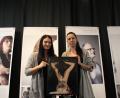 Bild: ads
Jenny Greathous als eine der Protagonistinnen der Ausstellung „Trauertattoo – Unsere Haut als Gefühlslandschaft“ und die Tätowiererin Daniela Hautmann zeigen eines der Bilder der Ausstellung.