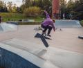Bild: sfo
„Ich muss sehr fokussiert auf meine Beine und den Trick sein. Das Mentale spielt dabei eine große Rolle“, beschreibt der semi-professionelle Skater Honza Malý aus Prag. Bei "Skate the border", einer grenzüberschreitenden Veranstaltung vom Jugendmedienzentrum T1 und dem Kreisjugendring Tirschenreuth, üben tschechische und deutsche Hobbysportler gemeinsam.