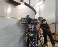 Bild: dir
Ein Techniker der Edel Tank GmbH aus Wangen im Allgäu bedient den im Unternehmen entwickelten Schweißroboter bei der Arbeit am neuen Hochbehälter Schwenderöd.