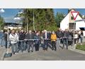 Bild: br
Das Durchschneiden des blau-weißen Bandes war symbolisch der offizielle Abschluss für die Erschließung des Baugebietes „Neusorg-West“. Im Bild (von links) Zweiter Bürgermeister Oliver Becher, Bauleiter Dominik Schultes (Firma Markgraf), Gerhard Fröhlich, Ria Herrmann, Karin Hochmuth (Töchter von Valentin Kuhbandner), Bürgermeister Peter König, Dritte Bürgermeisterin Erni Bühl, Diplom-Ingenieur Christoph Reger (Ingenieurbüro Wolf & Zwick, Marktredwitz) sowie Johannes Schaumberger, Geschäftsführer der gleichnamigen Baufirma aus Mitterteich.