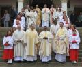 Bild: mfh
17 Geistliche begleiteten Pfarrer Arul (Mitte, mit gefalteten Händen) bei seiner Amtseinführung in der Pfarrei Herz Jesu in Rosenberg.