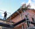Bild: egl
Auf dem Neubau thront der Richtbuschen, der Zimmermeister trägt den Richtspruch vor: Die Feuerwehr Theuern freut sich über den Baufortschritt ihres neuen Gerätehauses.