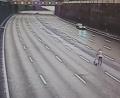 Symbolbild: dpa/Central Motorway Police Group
Alles ist möglich: Ein E-Scooter-Fahrer 2021 auf einer Autobahn in Birmingham. Ganz so schlimm war die illegale Tour in Vohenstrauß nicht.