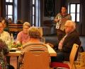 Bild: lep
Ein zünftiges Weinfest. Die Musiker Maximilian (links) und Vinzenz Plößner (rechts) unterhalten die Senioren der Pfarrei Kirchenthumbach.