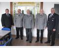 Bild: knh
Kreisvorsitzender Heinrich Scheidler (links) und Ehrenkreisvorsitzender Alfons Betzl (rechts) zeichnen Udo Matysiak (Mitte) mit dem Großkreuz am Bande des Bayerischen Soldatenbundes aus. Vorsitzender Erhard Neubauer (Zweiter von rechts) und Fahnenträger Karl-Heinz Kuschidlo (Zweiter von links) gratulieren zur Ehrung.