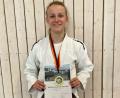 Bild: Lorenz/exb
Emily Lorenz mit Urkunde und Goldmedaille.