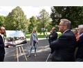 Bild: Stephan Huber
Amelie Rost und Fabian von Ferrari (neben der Staffelei) stellten dem Bauausschuss den aktuellen Planungsstand für das Projekt "Leben am Fluss" vor.