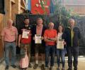 Bild: tok
Karl Schedl, Florian Rupprecht mit Tochter Felicitas, Franz Witt senior, Vertreter der Dorfgemeinschaft Mitteldorf mit Michael Bösl, Franziska Schopper und Hans Bäuml (von links) bei der Maispflanzenprämierung.