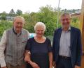 Bild: Stefan Nübler
Bürgermeister Franz Badura (rechts) gratulierte Theresia und Franz Nübler aus Raigering zur Diamantenen Hochzeit.