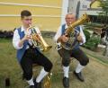 Bild: adj
Bei so manchem Auftritt der Jugendblaskapelle Parkstein spielt Stefan Bodenmeier (links) mit Kapellmeister Alfons Steiner Seite an Seite