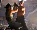Bild: Petra Hartl
Offene Gürtel und Münder: Die drei Stripper heizten den Frauen auf der Amberger Dult ordentlich ein.