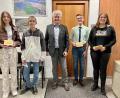 Bild: Eichl
Einige der besten Entlasschüler der Marktgemeinde, die von Bürgermeister Robert Lindner (Mitte) vor dem Gemeinderat geehrt wurden: Denise Pötschke, Philipp Mutterer, Louis Schaller, Helena Scherm (von links).