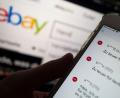 Symbolbild: Monika Skolimowska/dpa
Auf einem Smartphone in der Ebay-App werden negative Bewertungen eines Verkäufers angezeigt.