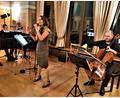 Bild: wel
Gabriele Banko präsentierte im Schlosssaal Chansons und bekannte Lieder von Udo Jürgens, Edith Piaf, Astor Piazzolla und anderen. Sie wurde begleitet von Hans Martin Gräbner am Klavier und Arnold Thelemann am Cello.