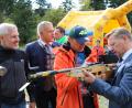 Bild: kro
MdL Tobias Reiß (rechts) versucht sich beim Schießen mit dem Lasergewehr. Wolfgang Stöckl, Paraolympicssieger im Sportschießen im Jahr 2000, gab ihm Tipps.