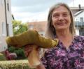 Bild: sm
Heidi Festbaum aus Altenstadt/WN hat einen Riesensteinpilz gefunden. Dieser bringt fast fünf Pfund auf die Waage.