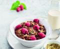 Bild: Gräfe und Unzer Verlag / Tina Engel
Ein Hirse-Porridge zum Start in den Tag bietet sich vor allem während der Periode an. Das Getreide ist leicht verdaulich und bietet eine gute Portion Eisen und Magnesium.