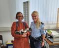 Bild: Bundespolizei
Katzenbesitzerin Alina Huber mit "Rosie" und Polizeikommissarin Elisabeth Sitka.