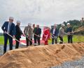 Bild: Firma Markgraf/exb
Bürgermeister Roman Schäffler, Stellvertretender Landrat Günter Kopp, Markgraf-Geschäftsführer Liborius Gräßmann, Manfred Thümmler, Vorstandsvorsitzender der Rainer-Markgraf-Stiftung, Irene Markgraf, MdL Tobias Reiß sowie die Markgraf-Geschäftsführer Alexander Holzmüller und Thomas Löw (von links) beim symbolischen Spatenstich.