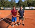Bild: Thomas Benner/exb
Michael Benner und Tobias Kaufmann (von links) sind bei der Stadt- und Vereinsmeisterschaft des Tennisclubs die Finalisten bei den Herren. In einem hart umkämpften Endspiel gelingt Benner die Titelverteidigung.