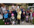 Bild: le
Die Kinderkirche gibt es endlich wieder in der katholischen Pfarrei St. Johannes der Täufer geworden. Christina Schaller wird bei der Durchführung von Christine Sailer und Andrea Mutterer (stehend, von links) unterstützt.
