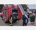 Bild: gi
Die Besucher machen sich bei der „Langen Nacht der Feuerwehren“ ein Bild von der Ausstattung der Fahrzeuge.