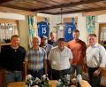 Bild: Maximilian Zerreis/exb
Wechsel bei den Flembachkickers: (von links) Der neue Vorsitzende Wolfgang Schleicher, Gründungsmitglied Hermann Rupprecht, Jürgen Lehner, Stefan Rieger, der scheidende Vorsitzende Christian Schatz, Maximilian Zerreis und Stadtrat Josef Lehner.