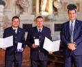 Bild: Matthias Balk/Bayerische Staatskanzlei
Ministerpräsident Markus Söder präsentiert sich hier zusammen mit den beiden Lebensrettern Gerhard Fröller (Mitte) und Daniel Tröger (links) , denen er im Antiquarium der Residenz in München die Christophorus-Medaille verliehen hat.