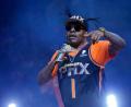 Archivbild: Rick Scuteri/AP/dpa
Coolio tritt in der Halbzeitpause eines NBA-Basketballspiels im US-Bundesstaat Arizona auf.
