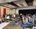 Bild: kaz
Beim fairen Kleider-Flohmarkt im Foyer der Mehrzweckhalle konnten an 33 Ständen Klamotten jeglicher Stilrichtung erworben werden.