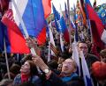 Bild: Alexander Zemlianichenko/AP/dpa
Demonstranten halten russische Fahnen zur Unterstützung der Scheinreferenden auf dem Manezhnaya-Platz in Moskau.