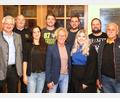 Bild: njn
Bürgermeister Johannes Reger (links) und TSV-Vorsitzender Bernhard Reis (Fünfter von links) mit einem mit einem Teil des neu gewählten Vorstandsteams. Mit auf dem Bild (von links) Beisitzer Martin Huber, Dritte Vorsitzende Iris Purucker, Jugendleiter Jan Tanner, Beisitzer Florian Hör, Schriftführerin Melissa Chousein sowie die Beisitzer Manuel Schmidt und Heinz Scheibl.