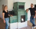 Dieser Kachelofen ist nur eines von vielen liebevoll restaurierten Details, die Sandra Eytzinger und Rainer Rassmann in ihrem Eigenheim vom Typ Oberpfälzer Wohnstallhaus in Neusath erwarten.