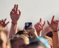 Symbolbild: Thomas Frey/dpa
Eine Zuschauerin benutzt ihr Smartphone beim Auftritt des Rappers Aligatoah vor der Hauptbühne des Open-Air-Rockfestivals "Rock am Ring".