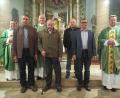 Bild: jzk
Pfarrer Josef Paulus aus Mainburg (Dritter von links) dankte Klaus Fiebig, Josef Raps, Richard Pscherer und Bernhard Krannich vorne von links). Die beiden Geistlichen Konrad Amschl (links) und Thomas Kraus (rechts) waren Mitzelebranten beim Dankgottesdienst.