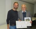 Bild: adj
Vorsitzender Thomas Hösl überreicht Alfons Barth (rechts) die Ernennungsurkunde zum Ehrenvorsitzenden des Heimatvereins.