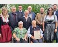 Bild: gis
Rudolf Kiesewetter (vorne) feierte seinen 90. Geburtstag. Dazu gratulierten ihm seine Ehefrau Gerlinde (vorne, links) sowie (hinten, von links) Tochter Heike, der frühere Ortsobmann von Bayreuth, Karl Heider, Pfarrer Ferdinand Weinberger, Gudrun und Helmut Hempel, der Delegierte des SL-Bundesverbandes, Dr. Dieter Piwernetz, Tochter Uli und Bürgermeister Sebastian Voit.