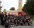 Bild: kro
Historischer Augenblick vor der Pfarrkirche: Zwanzig Kinder der Griesbacher Kinderfeuerwehr meisterten mit Bravour die "Kinderflamme". Darüber freuten sich alle Ausbilder, unter ihnen auch Vorsitzender German Hartmann (links).