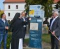 Bild: jr
Äbtissin Laetitia Fech segnete nach der Enthüllung die Stele am Basilkaplatz, vorm ehemaligen Abtschloss des Klosters Waldsassen. Von links Matthias Grundler, Roland Grillmeier, Bernd Sommer (verdeckt) und Johann Kalb.