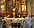 Bild: vsr
In einem feierlichen Gottesdienst führte Prodekan Martin Besold (links neben dem Altar) Pfarrer Lawrence Michael (Mitte) in sein Amt in der Pfarrgemeinde Krummennaab/Premenreuth ein.