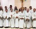 Bild: Hilmar Zaus
Sieben neue Messdiener (vordere Reihe) unterstützen künftig Pater Joy im Gottesdienst. Die Vorbereitung hatten Pastoralreferent Maximilian Pravida (links) und Oberministrantin Eva Glowka (Dritte von links) übernommen.