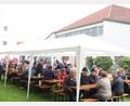 Bild: adj
Auf der Wiese vor der neuen Kirche wird das Pfarrfest gefeiert.