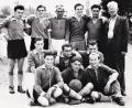 Bild: Ernst Frischholz (Archiv)
Die erste Mannschaft der DJK Leuchtenberg von 1950 mit Gründungsvorsitzendem Karl Frischhol (hinten, rechts). Die Fußballsparte ist wegen Spielermangels schon Geschichte, als nächstes wird der Verein aufgelöst.
